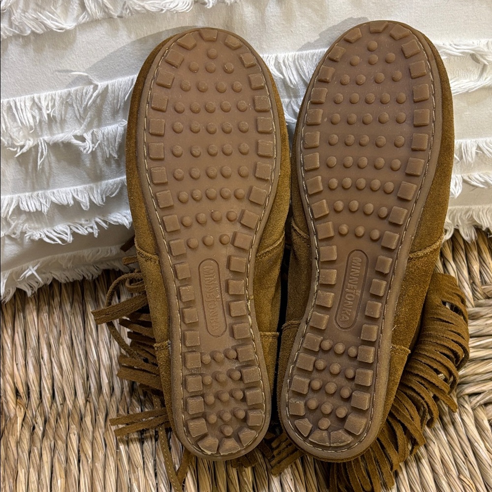 Minnetonka Tan Suede Moccasin Boots Women’s sz 9 - Picture 3 of 12